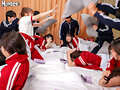 修学旅行で白熱！超エッチな野球拳！男子VS女子！意地と意地のぶつかり合い！プライドをかけた負けられない戦いがそこにある！深夜、枕投げして楽しい思い出作りのはずが…まさかの集団野球拳でみんな半裸状態！？結局エッチな感じになってきて…まさかの大乱交！？